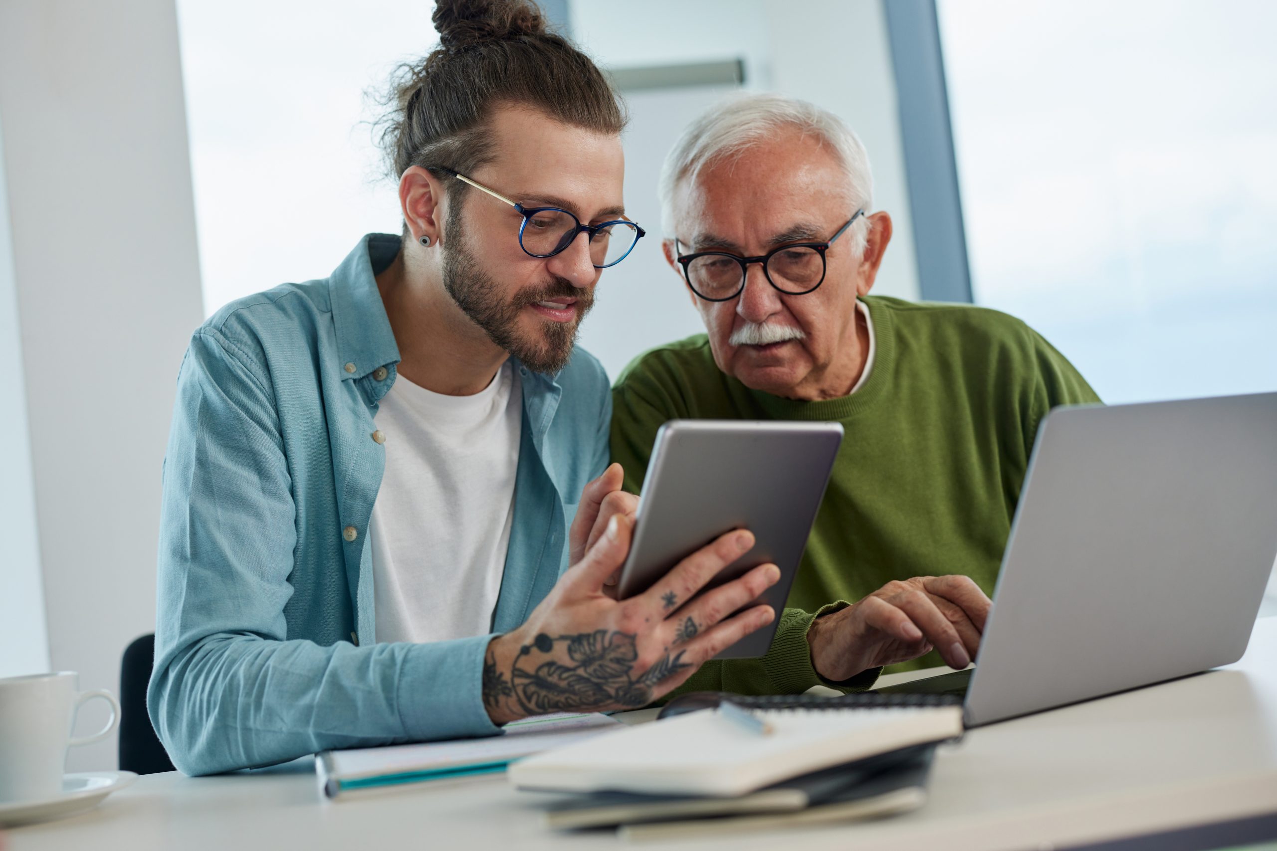 Tecnologia com os idosos.