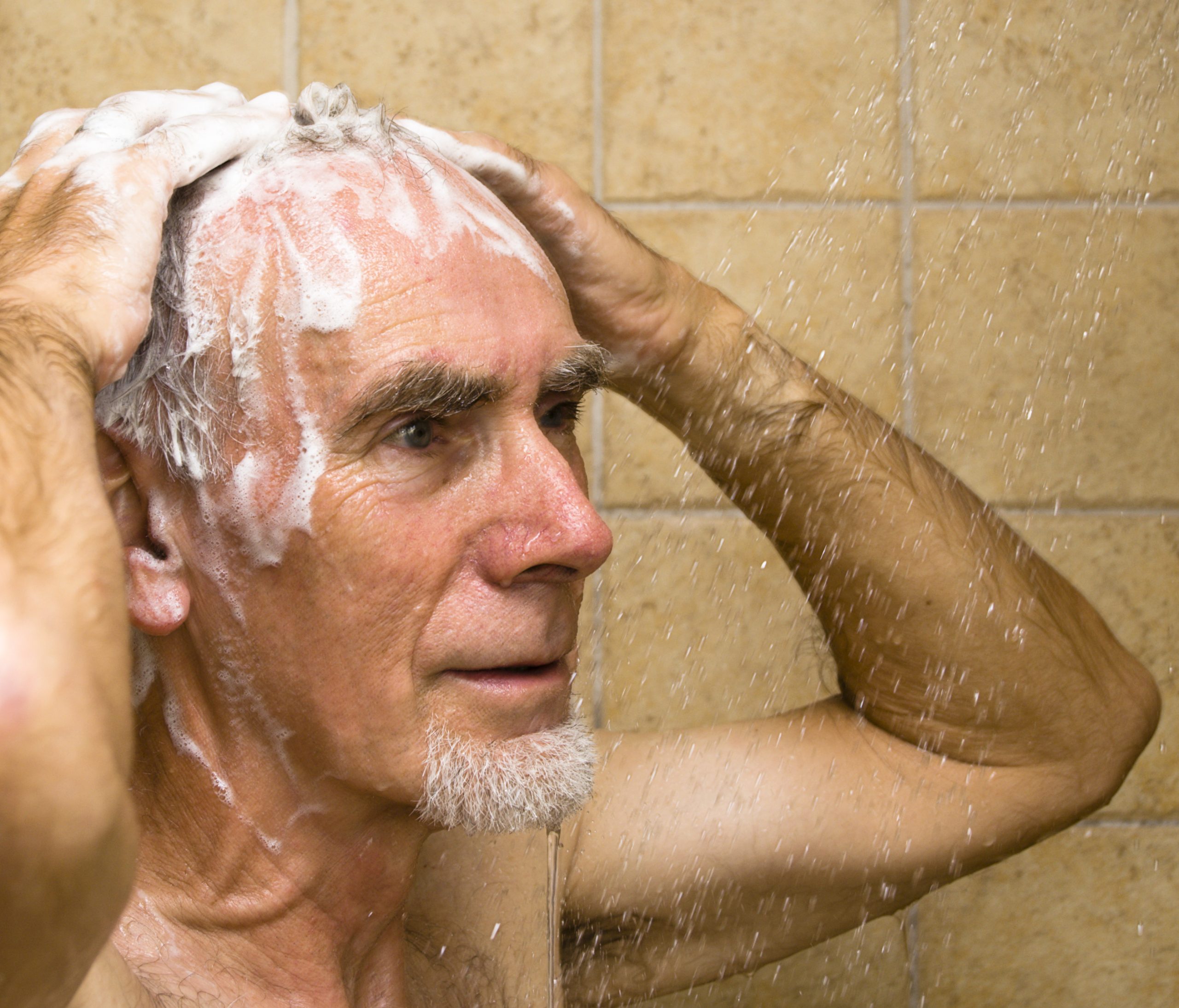 A depressão pode causar a falta de higiene em pais idosos. Procure ajuda profissional!